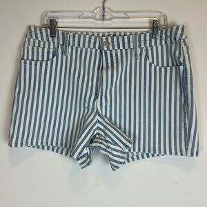 Universal Thread women’s denim shorts size 14/32